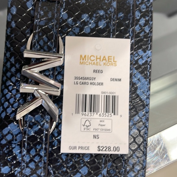 MICHAEL KORS
Reed Large Snakeskin Python Pattern Card Holder Case
Denim 
NWT - Picture 7 of 16